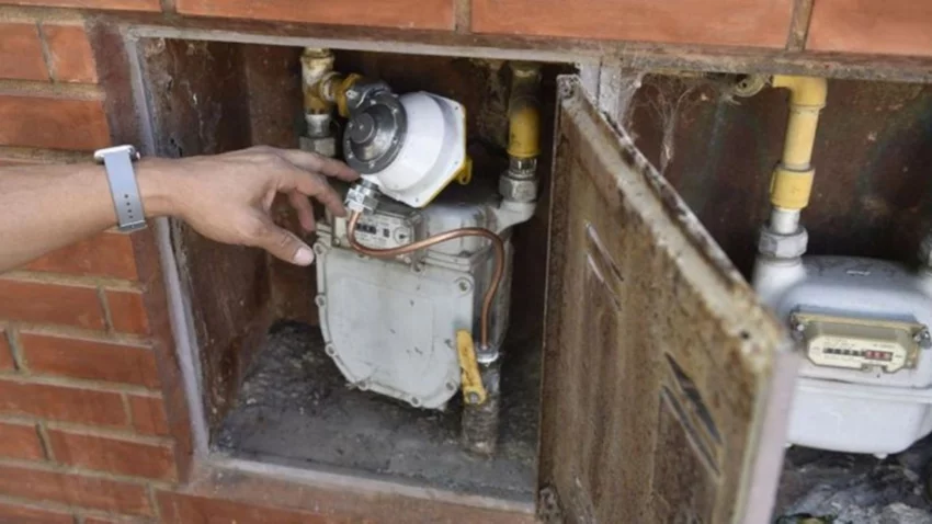 Vio la casa deshabitada y robó el regulador de gas