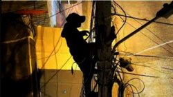 Robaba cables, se electrocutó y su cómplice lo dejó tirado