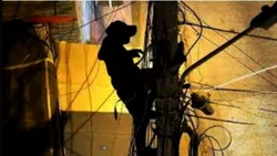 Robaba cables, se electrocutó y su cómplice lo dejó tirado