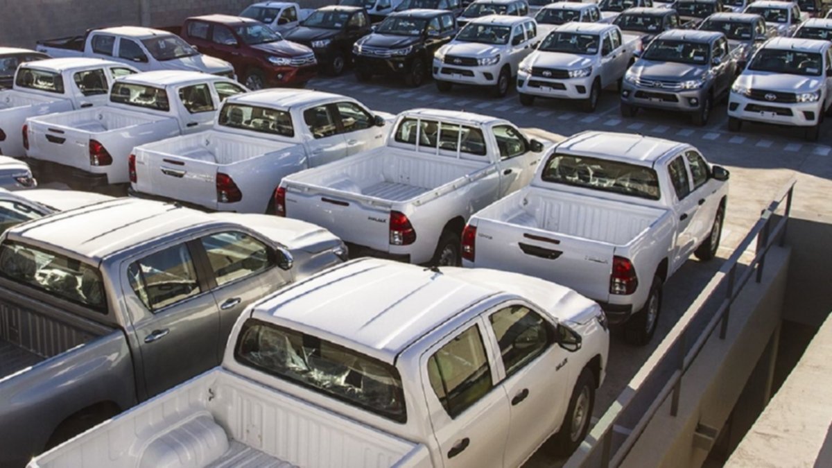 Armados y encapuchados robaron camionetas en una concesionaria de Neuquén