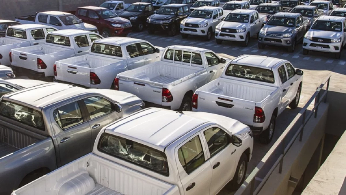 Armados y encapuchados robaron camionetas en una concesionaria de Neuquén