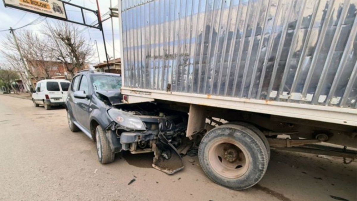 Robaron una camioneta y la estrellaron contra un camión