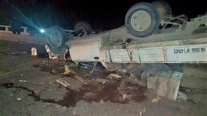 Se llevó puesto el puente y terminó con las ruedas para arriba