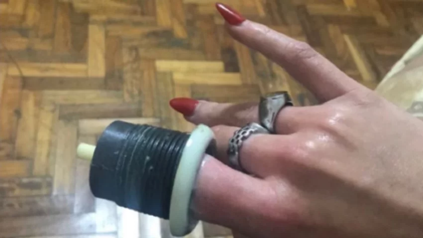 Se hizo las uñas, fue al baño y casi pierde el dedo: la salvaron los vecinos