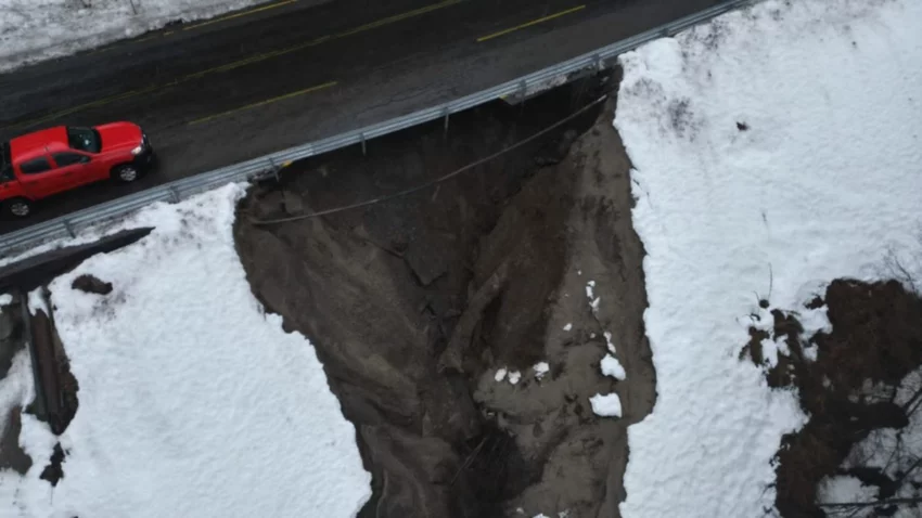 Increible socavón en la ruta restringió el tránsito hacia Chile