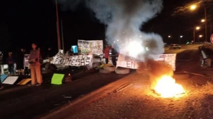 Manifestantes cortan de manera total la Ruta 22 en Arroyito