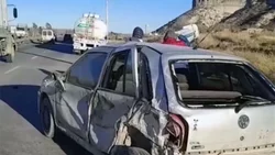 Se alejó para pedir ayuda y un camión le destruyó el auto