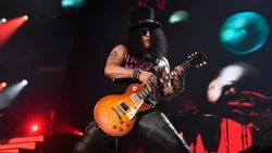 Slash fascinado con la escultura de un neuquino