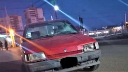 Conductor borracho se llevó puesta una moto