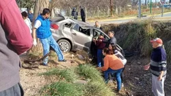 Dramático rescate de dos personas atrapadas en un auto