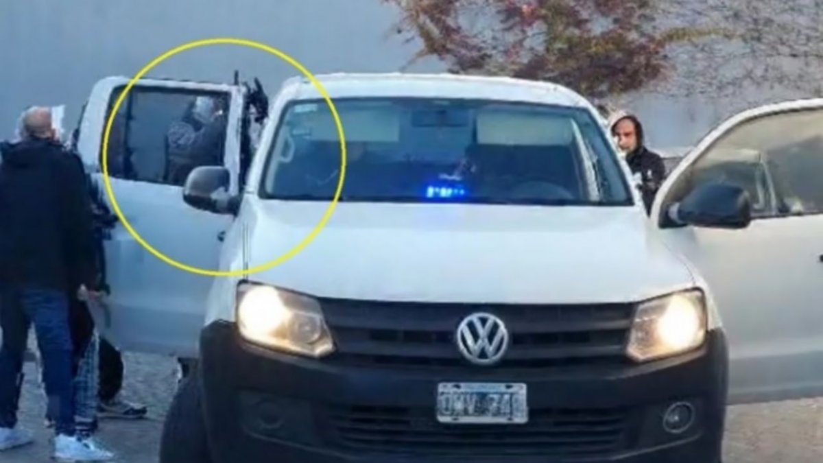 En medio de un operativo y fans, L-Gante fue a votar