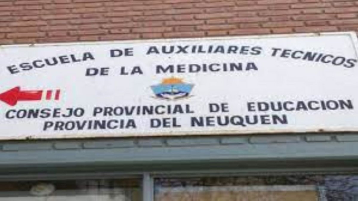 Estudiantes de enfermería cortaron una calle contra el nuevo diseño curricular