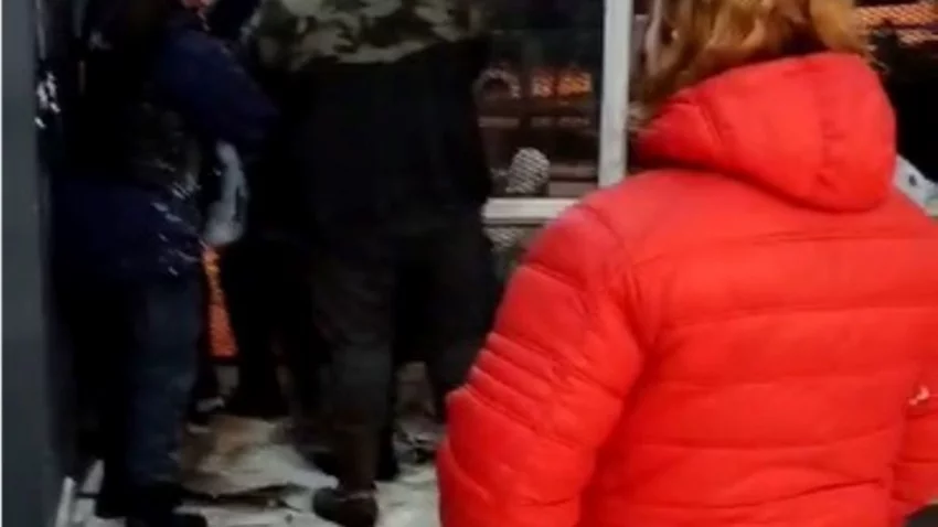 Tensión y arrebato de mercadería en Cutral Co