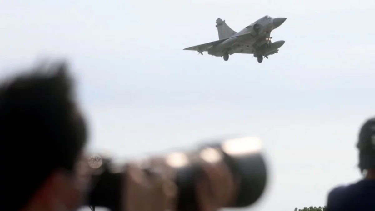 China amenaza a Taiwán con maniobras militares