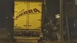 Saquearon un camión repleto de mercadería frente a La Anónima