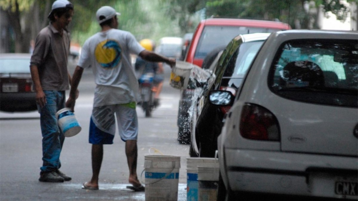 Multarán a quienes contraten “trapitos” para lavar el auto