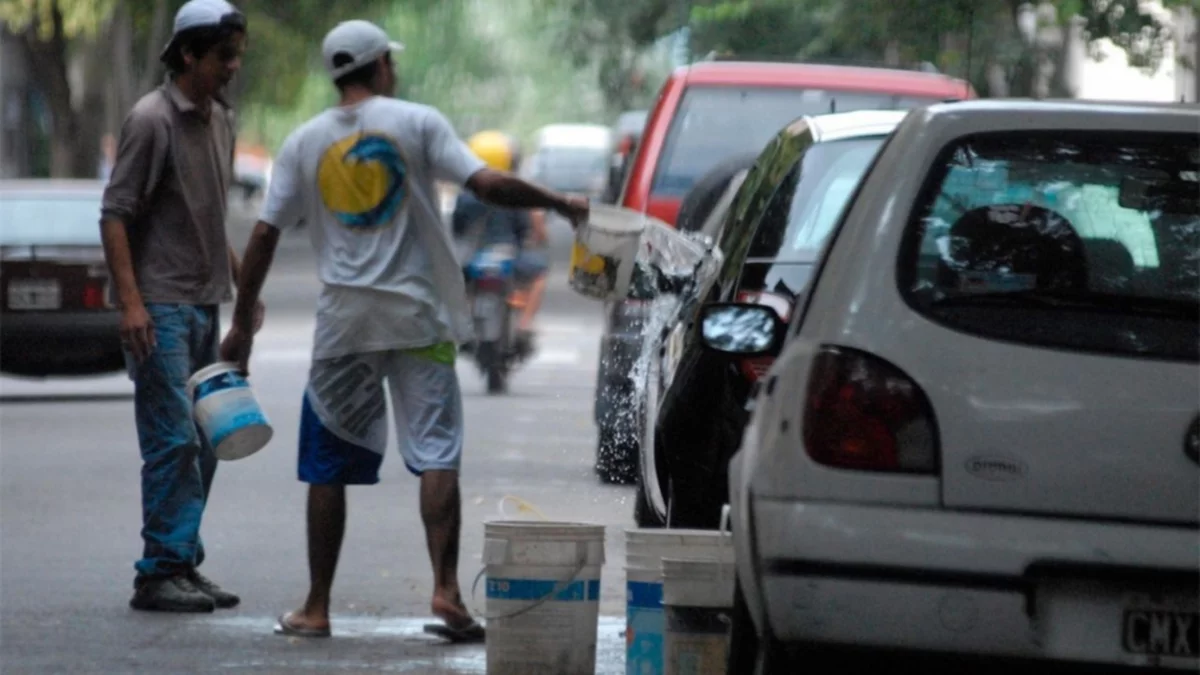 Multarán a quienes contraten “trapitos” para lavar el auto