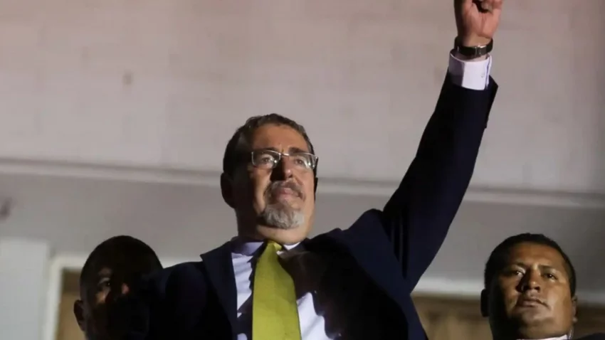 Guatemala: quieren quitarle inmunidad al presidente electo