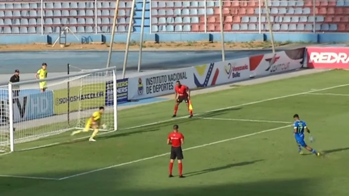 Quiso sobrarla y pateó el peor penal del año