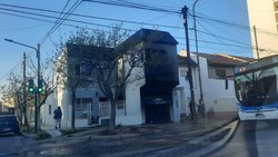 Video: estaba arreglando el auto y se le incendió la casa