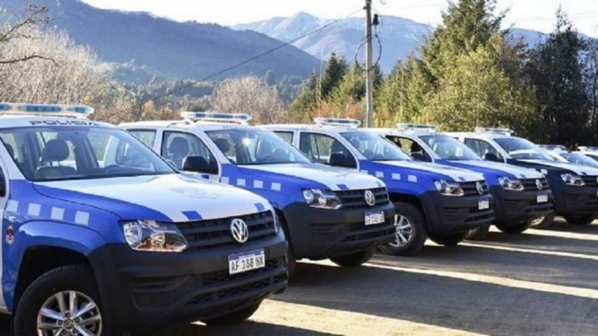 Otros dos policías que tienen que reparar patrullas