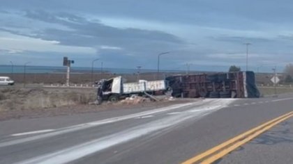 Impactante vuelco de un camión en el ingreso a El Chocón