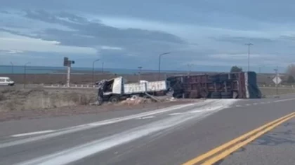 Impactante vuelco de un camión en el ingreso a El Chocón