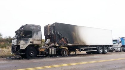 Llevaba pollos a Chubut y se le quemó el camión en la ruta 3