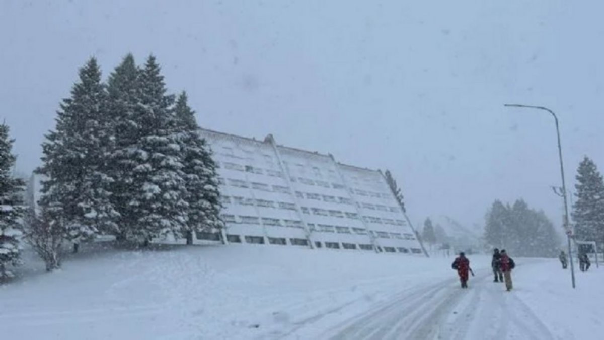 Video: Las Leñas amaneció tapada de nieve, cubrió autos y casas