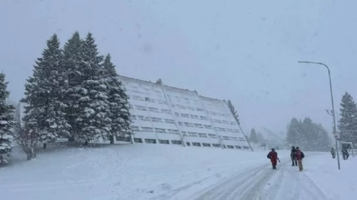 Video: Las Leñas amaneció tapada de nieve, cubrió autos y casas