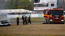 Tensión en el autódromo de Roca por el incendio de un auto