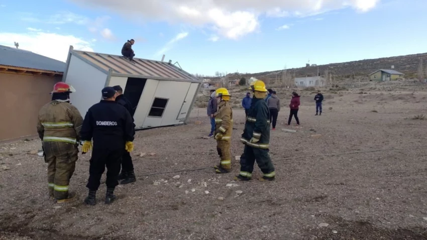 Ráfagas de 100 km/h desplazaron un trailer del CPEM 98