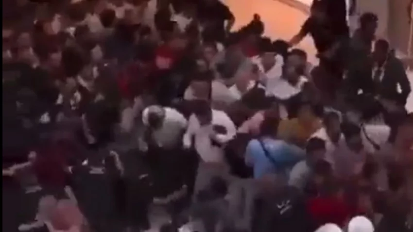 Video: locura y batalla campal para comprar el iPhone 15
