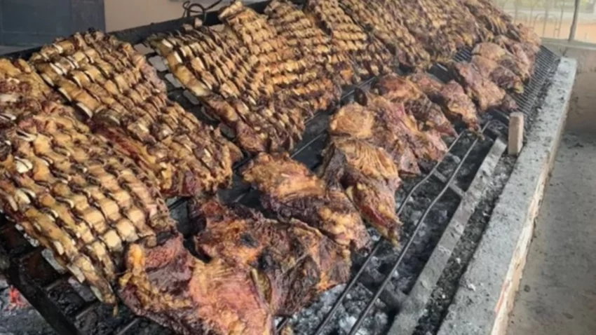 En un pueblito con 220 habitantes, hacen el mejor asado del país
