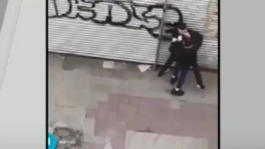Violento: ella le sacó el celular y él le mordió la cara