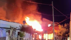 Incendio y destrucción total de una casa en Bouquet Roldán
