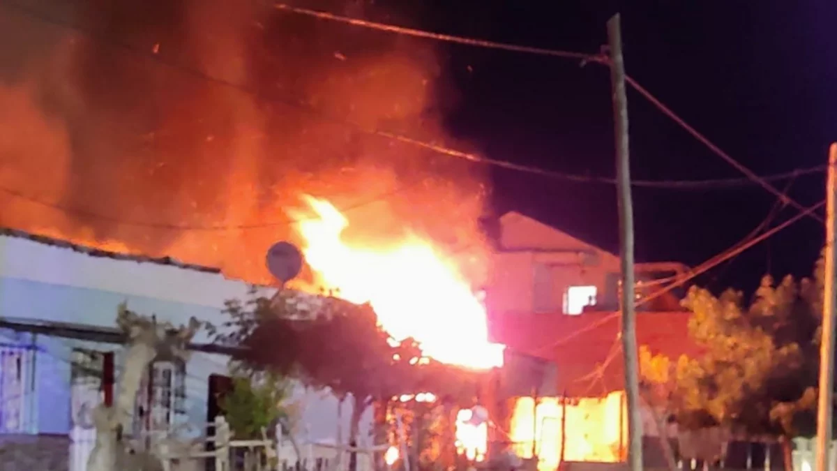 Incendio y destrucción total de una casa en Bouquet Roldán