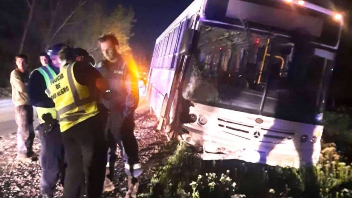 Fuerte impacto entre un colectivo de Pehuenche y una camioneta