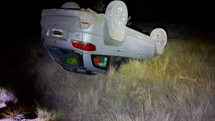 Una pareja despistó y volcó sobre la Ruta 22