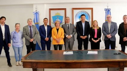 Gobierno y TSJ firmaron convenios para localidades del interior