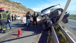 Ruta 7: un camión quedó incrustado contra un poste de luz