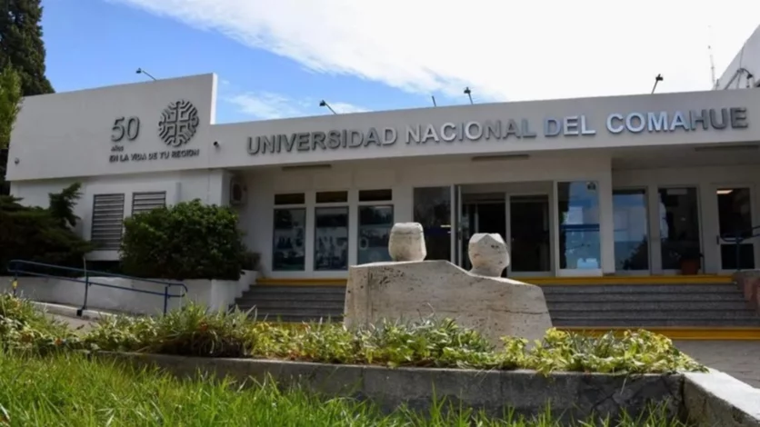 Le entregaron el título universitario y se lo robaron el mismo día