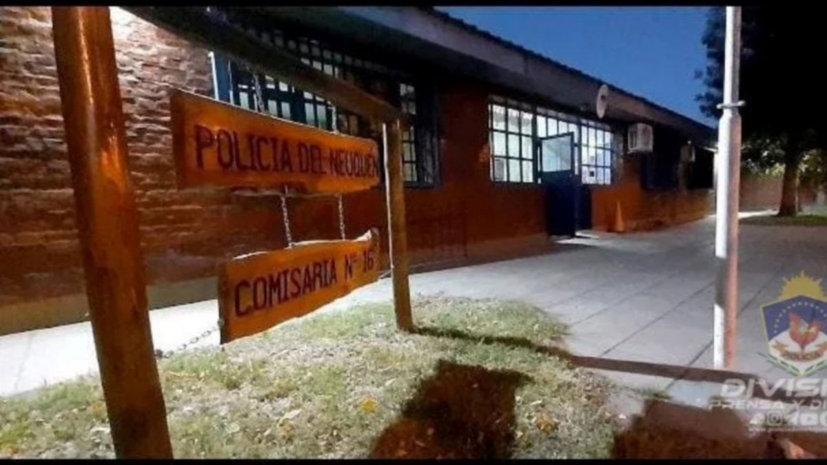 Pistolero del oeste: caminaba con un revólver en la mano