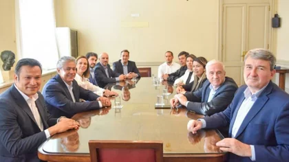 Firman convenios para escuelas técnicas por $30 mil millones