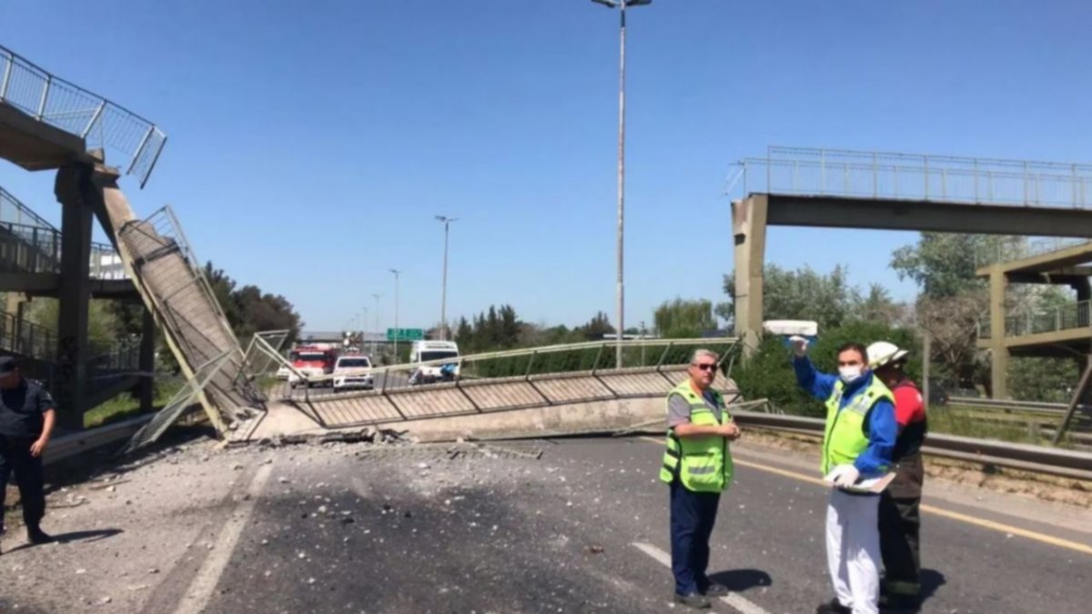 Video: Un camión chocó y derribó un puente peatonal