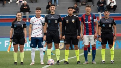 Insólito: le robaron la ropa a Sarmiento y jugaron con la de San Lorenzo