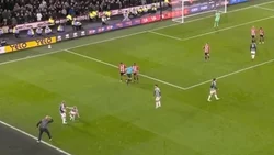 Hincha le hizo un insólito pedido a Garnacho en pleno juego
