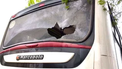 Atacaron a piedrazos un colectivo de KoKo