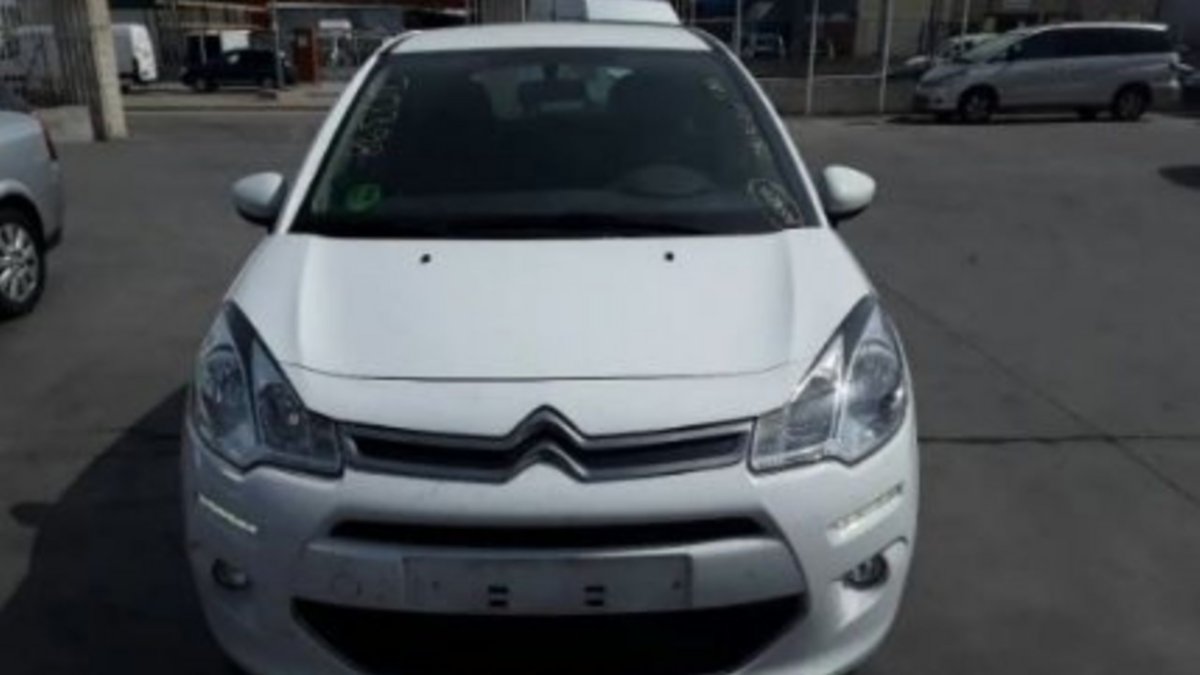 Chocó el auto de su vecina y se hizo el gil