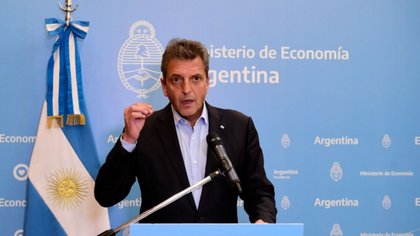 Massa anunció la suspensión de impuestos que impactan en el precio del combustible